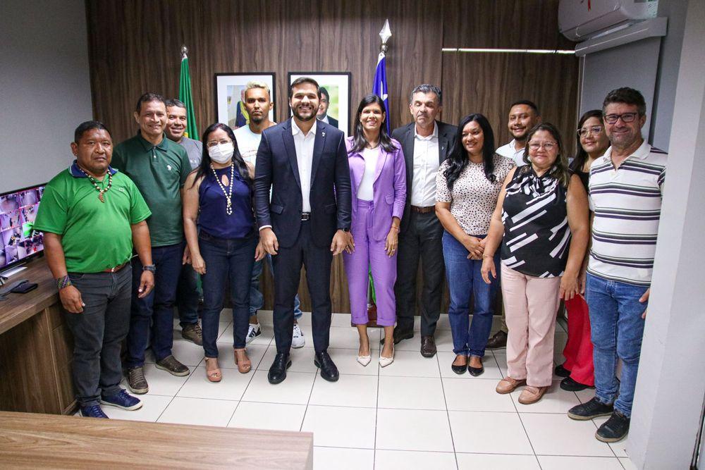 Encontro entre Washington Bandeira e os dez professores selecionados para o programa