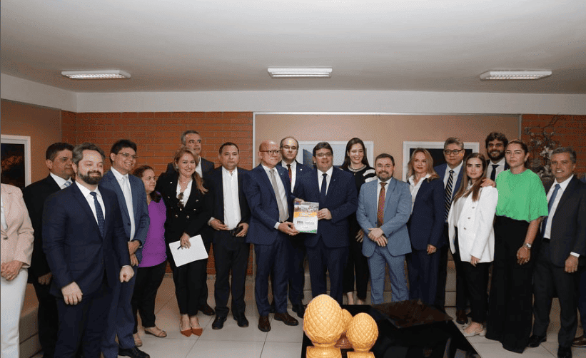 Governador ao lado de parlamentares