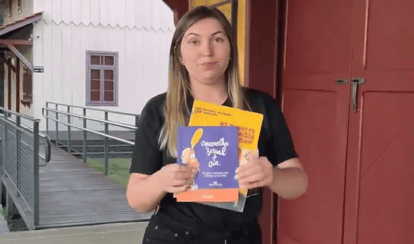 Prefeita Juliana Maciel (PL) jogou livros no lixo.