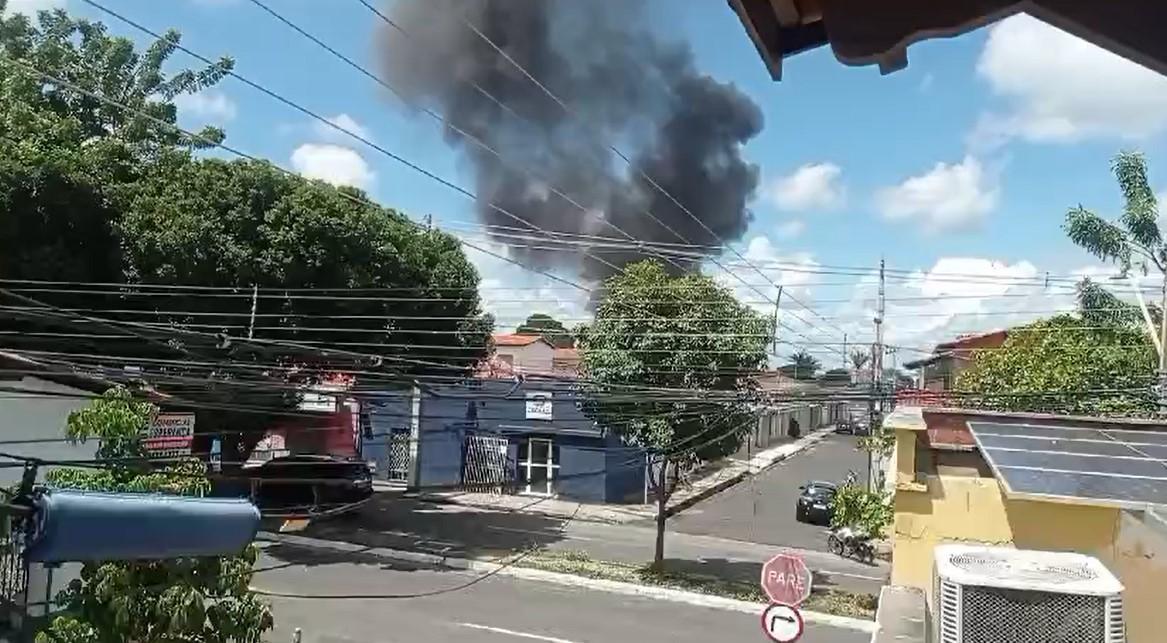 Incêndio em fábrica de materiais recicláveis, na zona Sul de Teresina