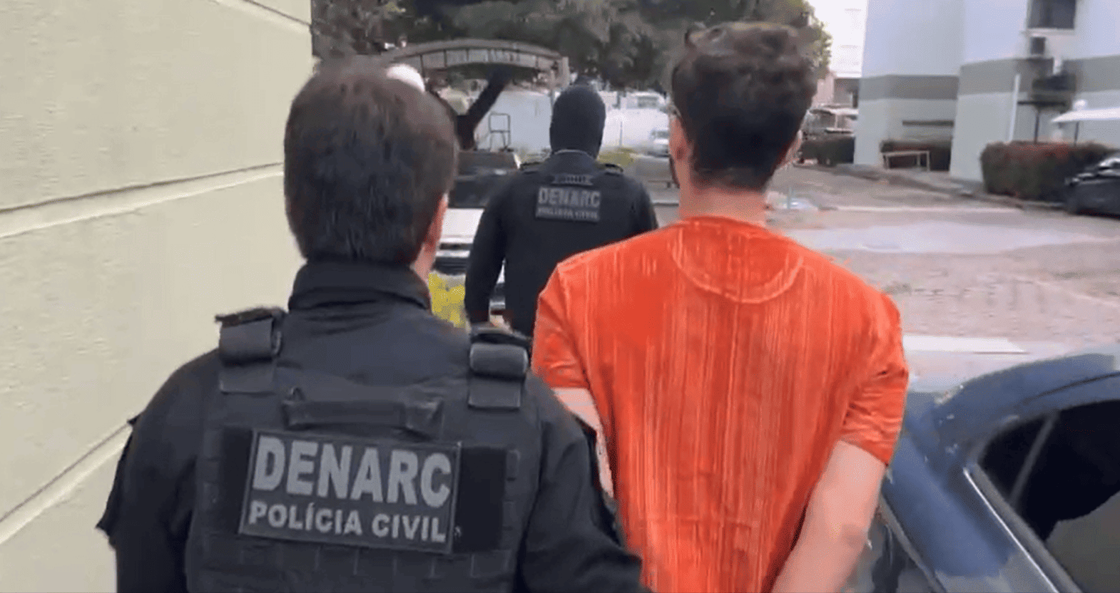 Operação contra tráfico de drogas prende duas pessoas em condomínio de luxo