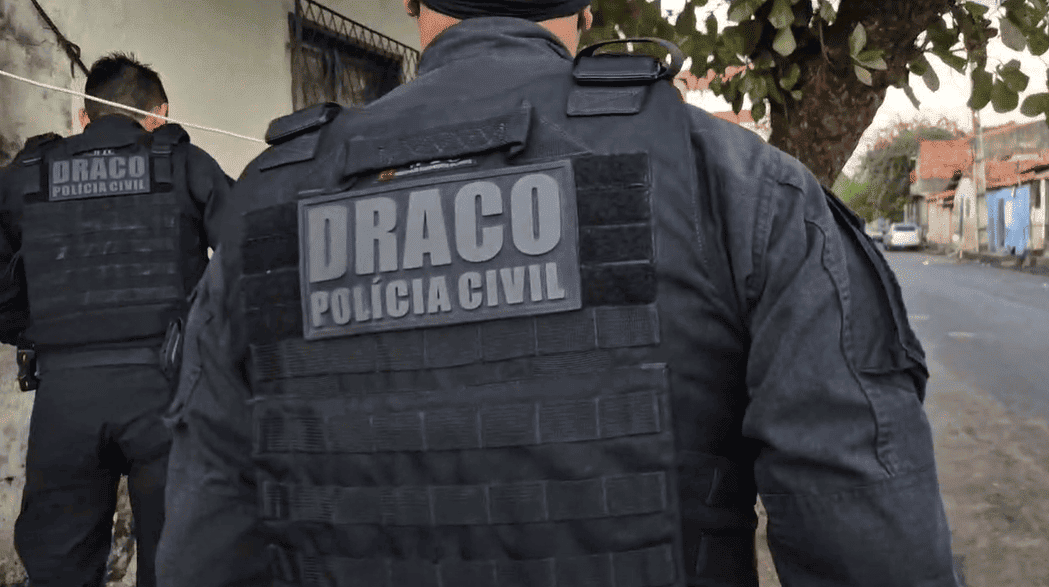 Policiais do Draco durante operação