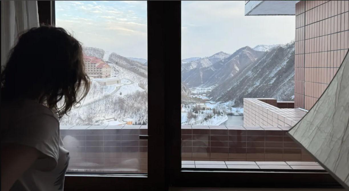 Lena Bychkova, turista russa, olha pela janela de seu quarto na estação de esqui Masikryong, na Coreia do Norte