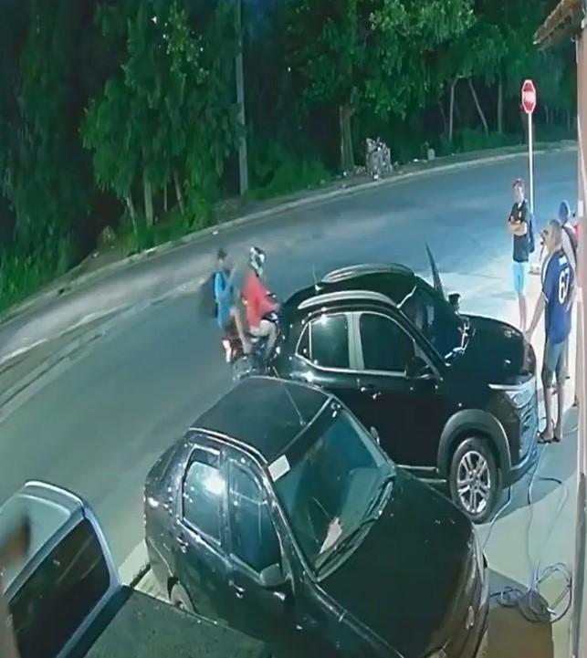 Os assaltantes chegaram em uma motocicleta