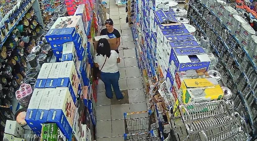 Imagens mostram quando as mulheres saem da loja com o item em uma sacola