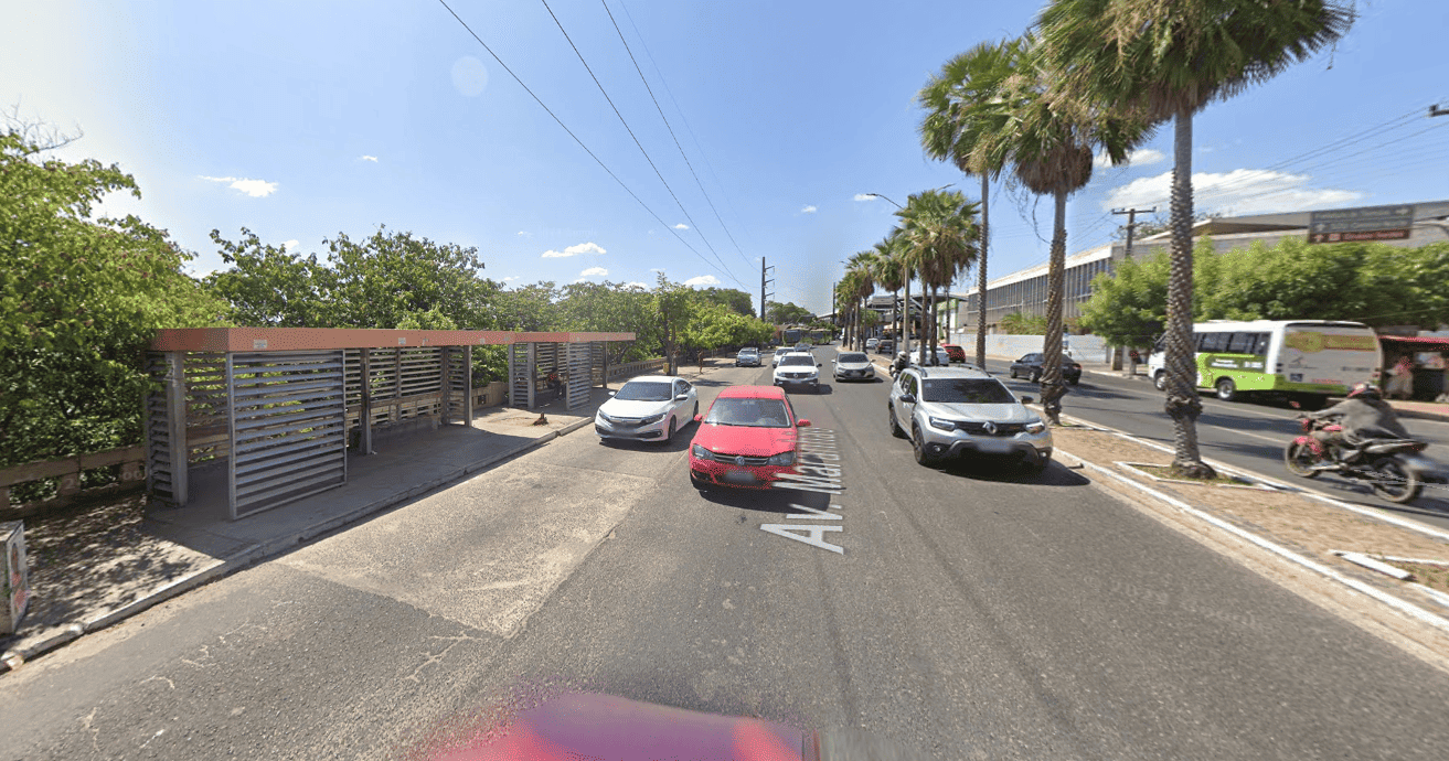 Parada de ônibus próximo ao Troca-Troca, na avenida Maranhão, Centro de Teresina