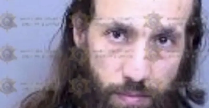 Joshua Runkles indiciado por porte de armas em local proibido e imitação de oficial da lei.
