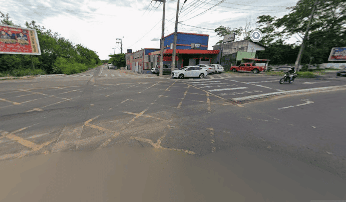 Cruzamento das avenidas dos Expedicionários e Fernando Pires Leal, no bairro São João, zona Leste de Teresina