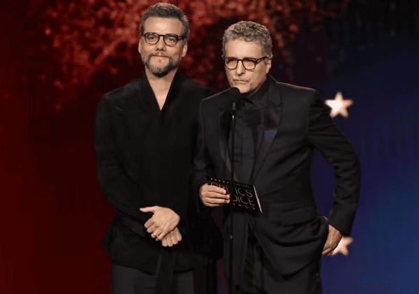Wagner Moura e Kleber Mendonça Filho durante premiação do Critics Choice Awards 2026