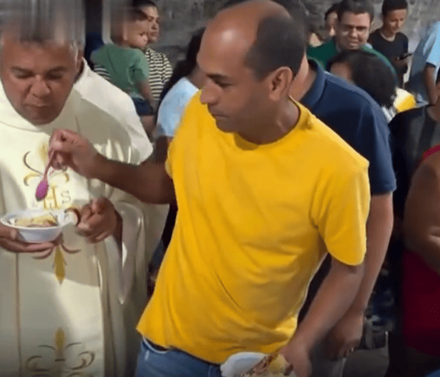 Secretário Claudio Vaz 'toma' colher da mão do padre e entrega pro prefeito Véin da Fetraf