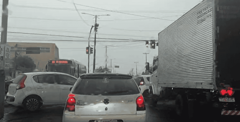 Trânsito em Teresina durante chuva