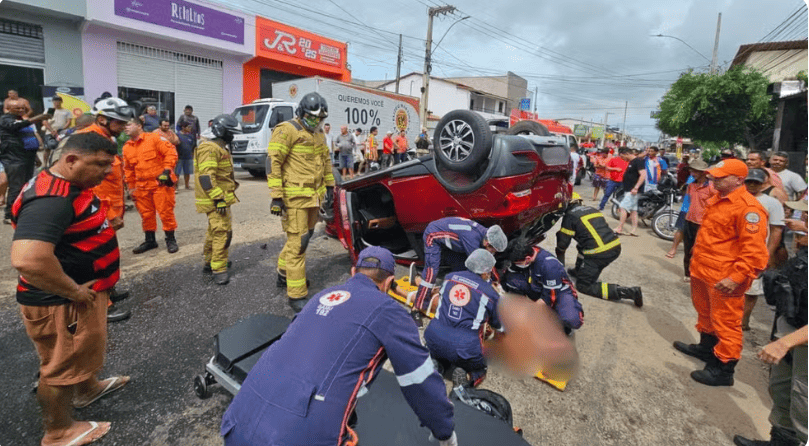 Corpo de Bombeiros atuou para conter o vazamento de combustível e de óleo de um dos veículos