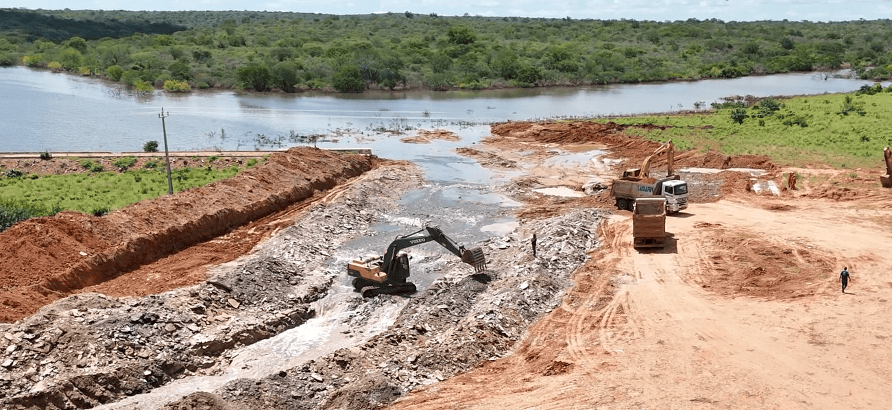 Famílias são retiradas preventivamente de área próxima à Barragem Barra do Campestre após alerta de infiltrações na estrutura.
