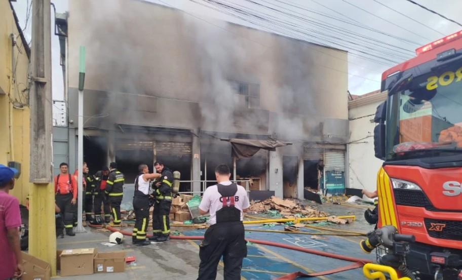 Incêndio destrói loja do Grupo Boticário em Timon e mobiliza bombeiros por mais de 24 horas.