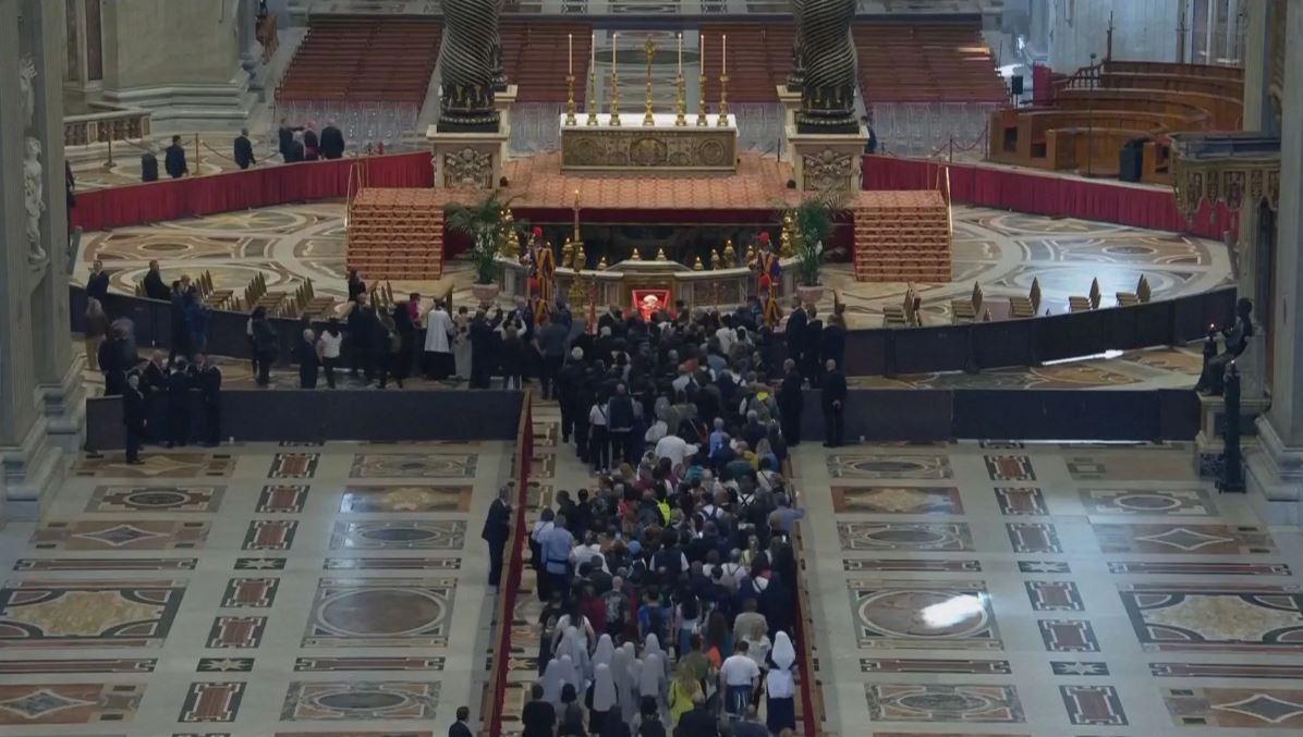 Fiéis visitam corpo do papa Francisco na Basílica de São Pedro