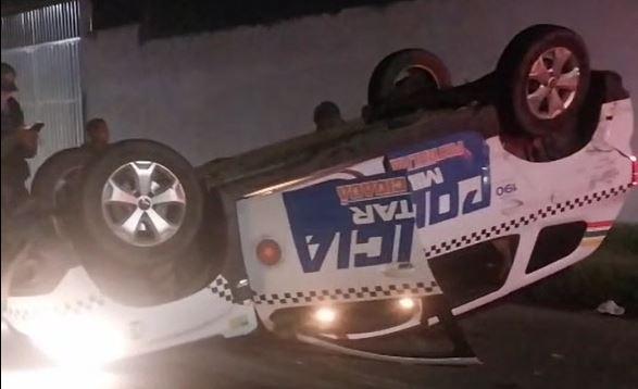 Viatura do 2º Batalhão da Polícia Militar capotou após colisão com carro em cruzamento de Parnaíba.