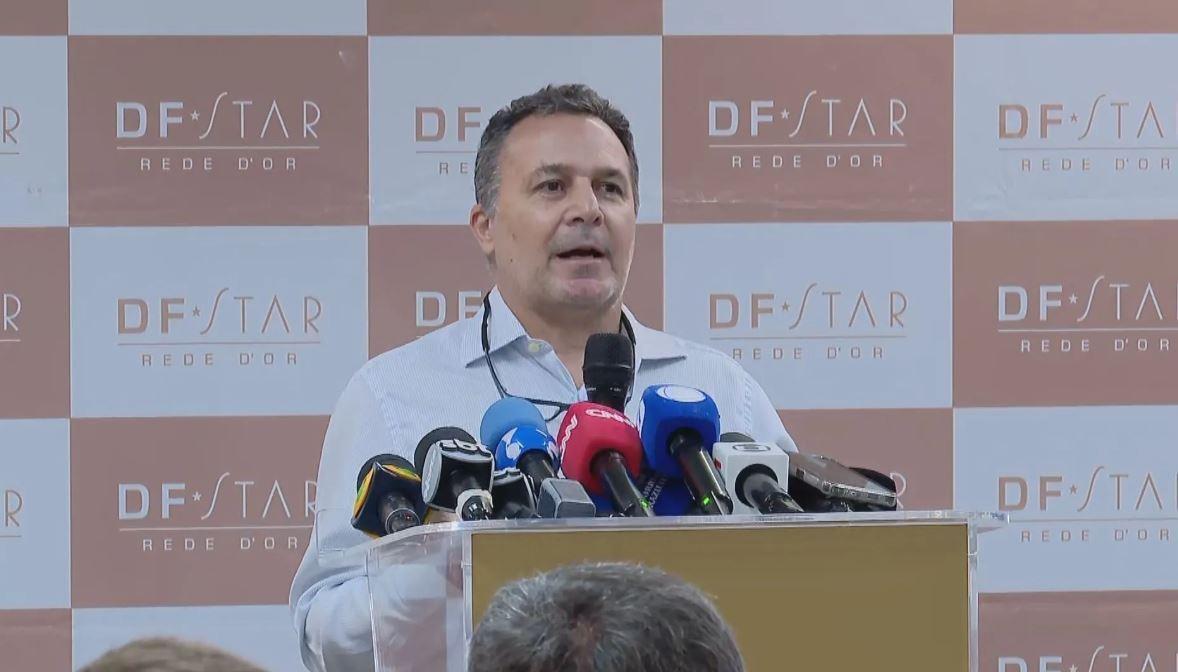 Médico-chefe Cláudio Birolini durante coletiva sobre estado de saúde de Jair Bolsonaro