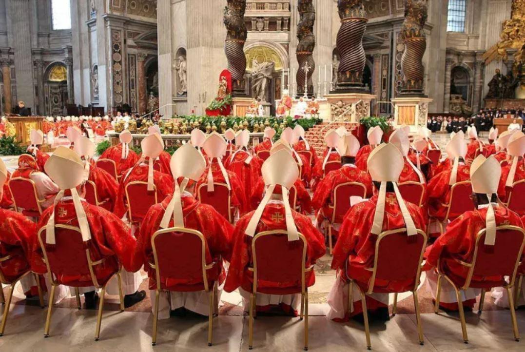 Missa final, Pro Eligendo Romano Pontifice, acontece na Basílica de São Pedro, antes de começar o Conclave para decidir quem será o próximo Papa, em 12 de março de 2013 na Cidade do Vaticano