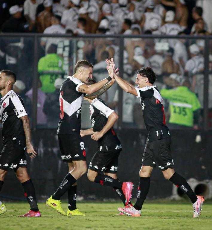 A comemoração de Nuno Moreira após marcar seu primeiro gol em São Januário, contra o Santos