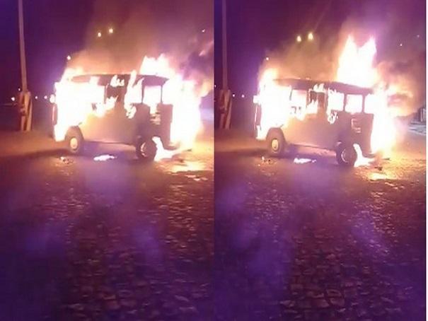Carro pega fogo durante abastecimento