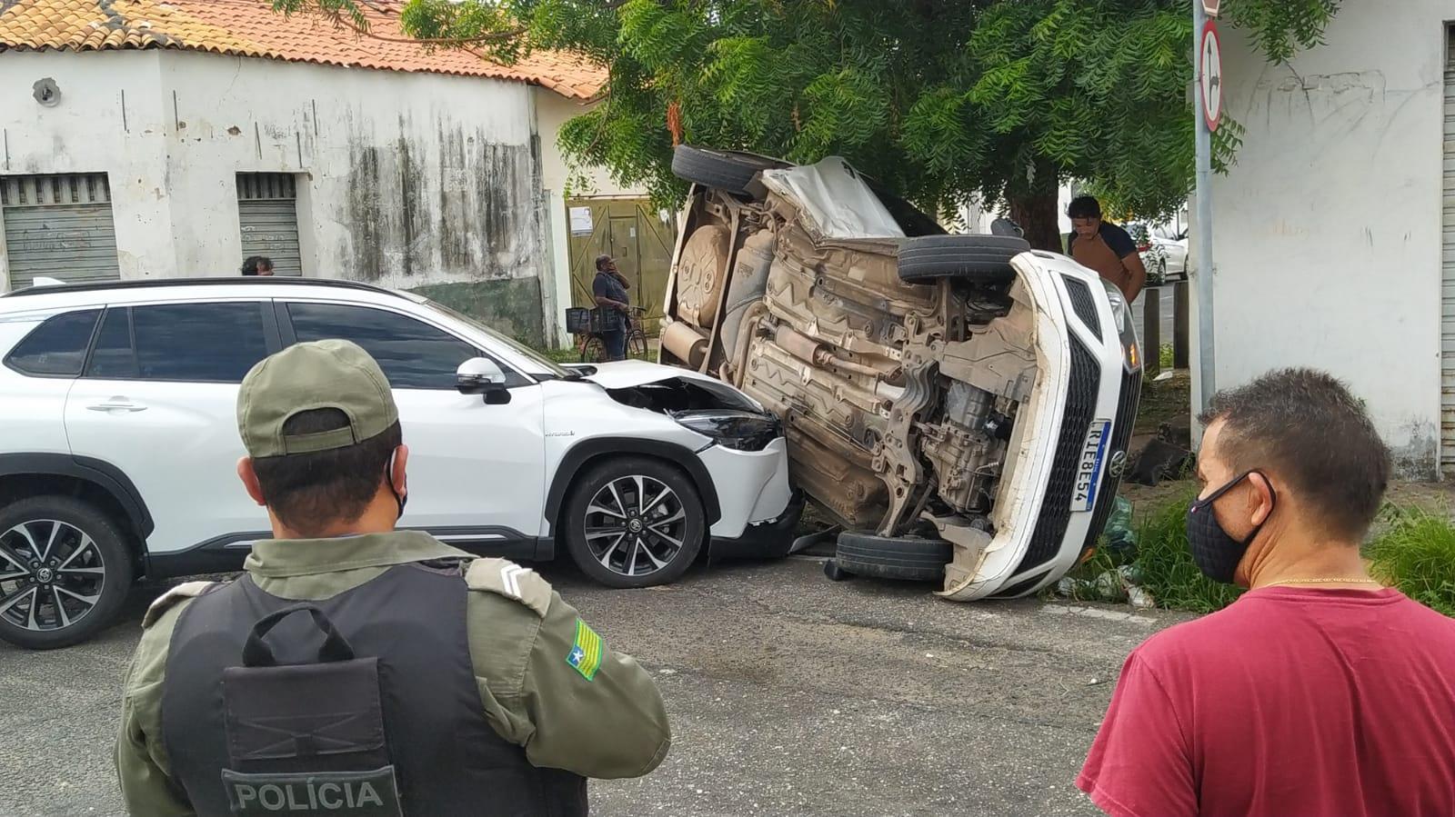 Carro capota no Centro de Teresina