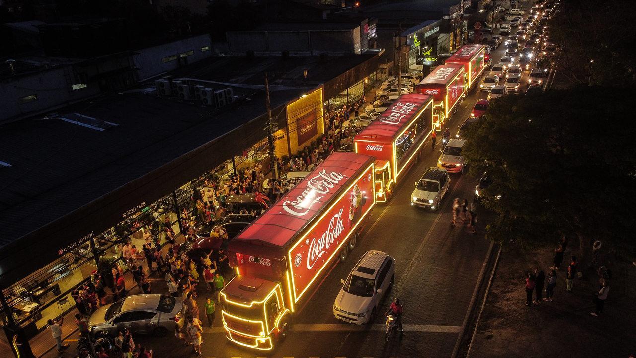 Caminhões iluminados da Caravana de Natal da Coca-Cola