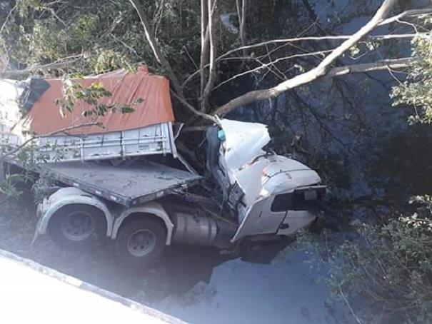 Carreta cai dentro de rio após colidir em animal