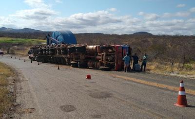 Carreta tomba na zona Rural de Acauã