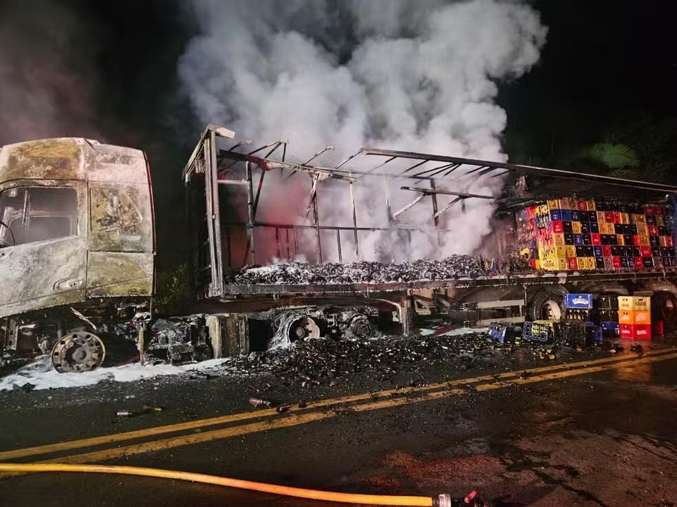Carreta pega fogo e carga de cerveja é atingida em incêndio no Piauí