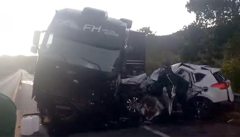 Carreta colidiu com carro de passeio