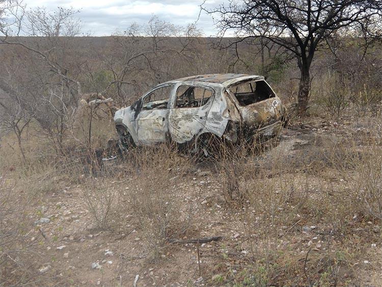 Corpos são encontrados carbonizados em porta-mala de carro