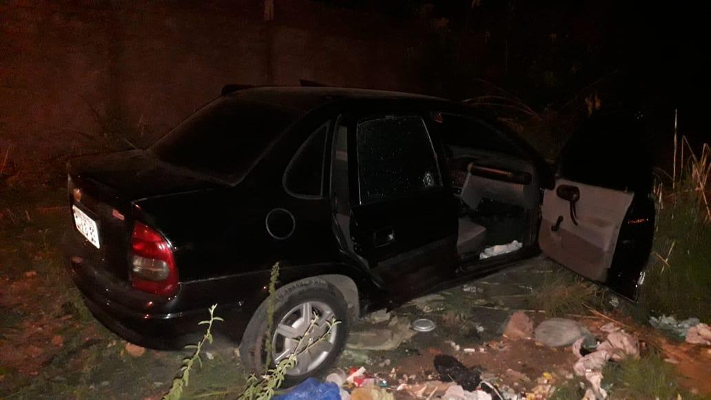 Carro usado pelos criminosos que atiraram em PM