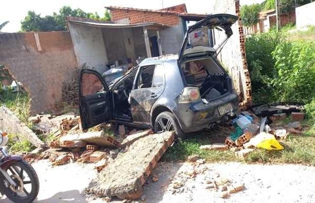 Suspeito de assalto morreu ao bater carro em muro