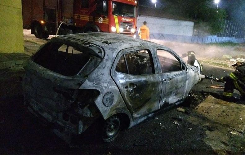 Carro ficou destruído