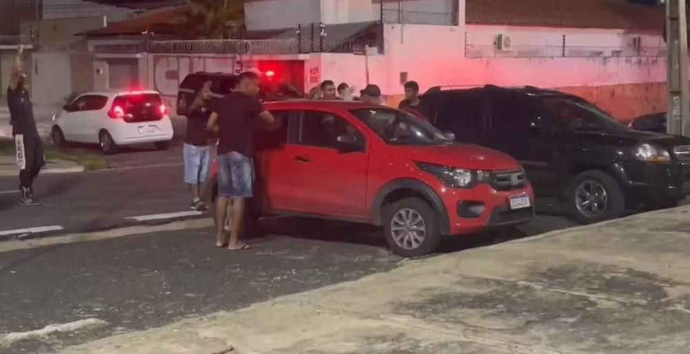 André Gaspar, técnico do River-PI, cercado por torcedores na saída do Lindolfo Monteiro após derrota na Série D do Brasileiro