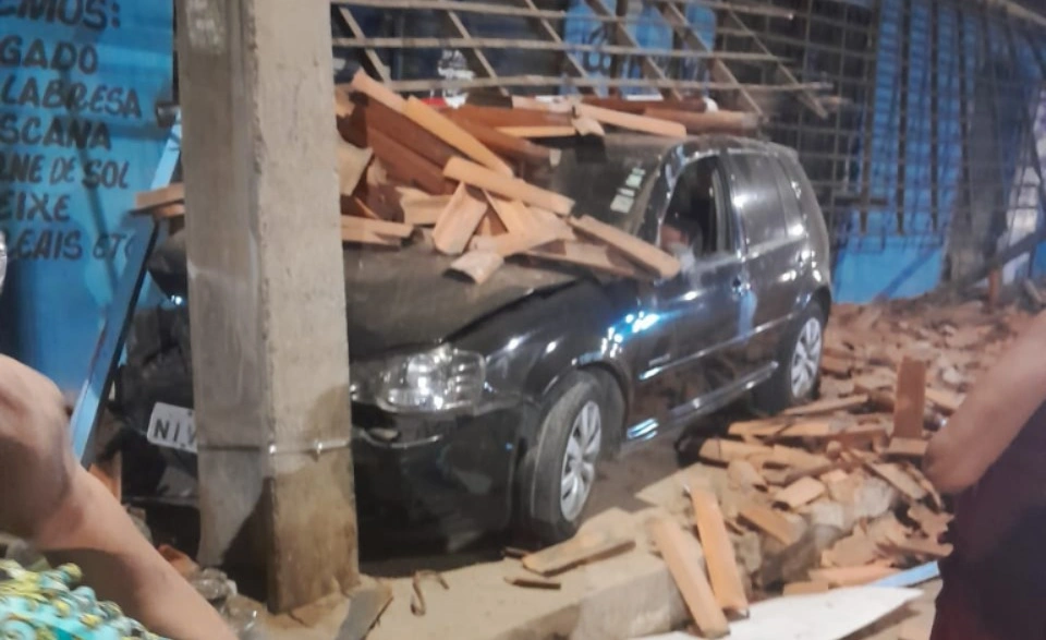 A fachada do estabelecimento ficou completamente destruída.