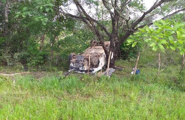 Veículo capota devido a buraco na PI-113