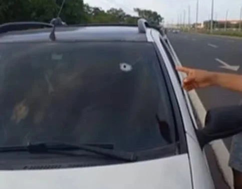 Jaqueline dirigia o veículo e passava pela BR-316, na zona Sul de Teresina, quando foi baleada