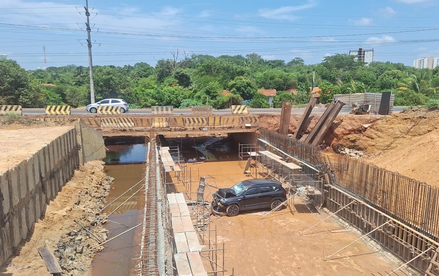 Carro cai em obra na BR-226 durante a madrugada