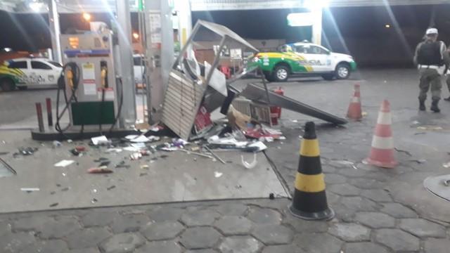 Motorista perde controle e invade posto de combustíveis em Teresina