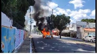 Carro pega fogo em sinal