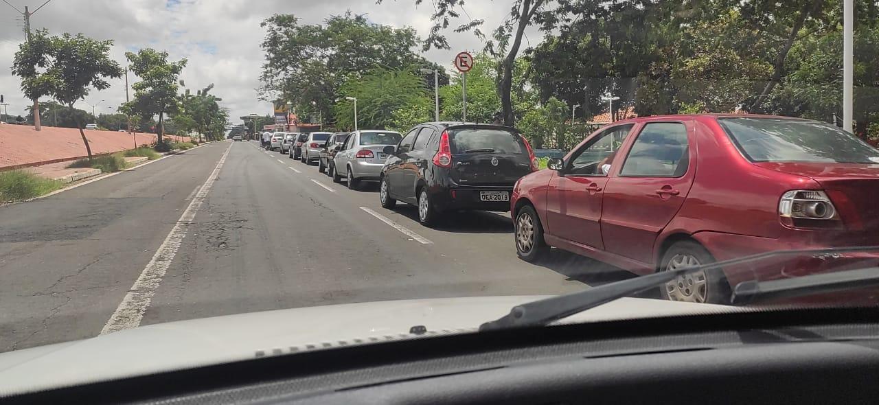 Carros fazem fila para abastecer