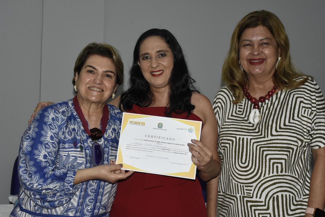 Secretária e Ministra das Mulheres ao lado de formanda