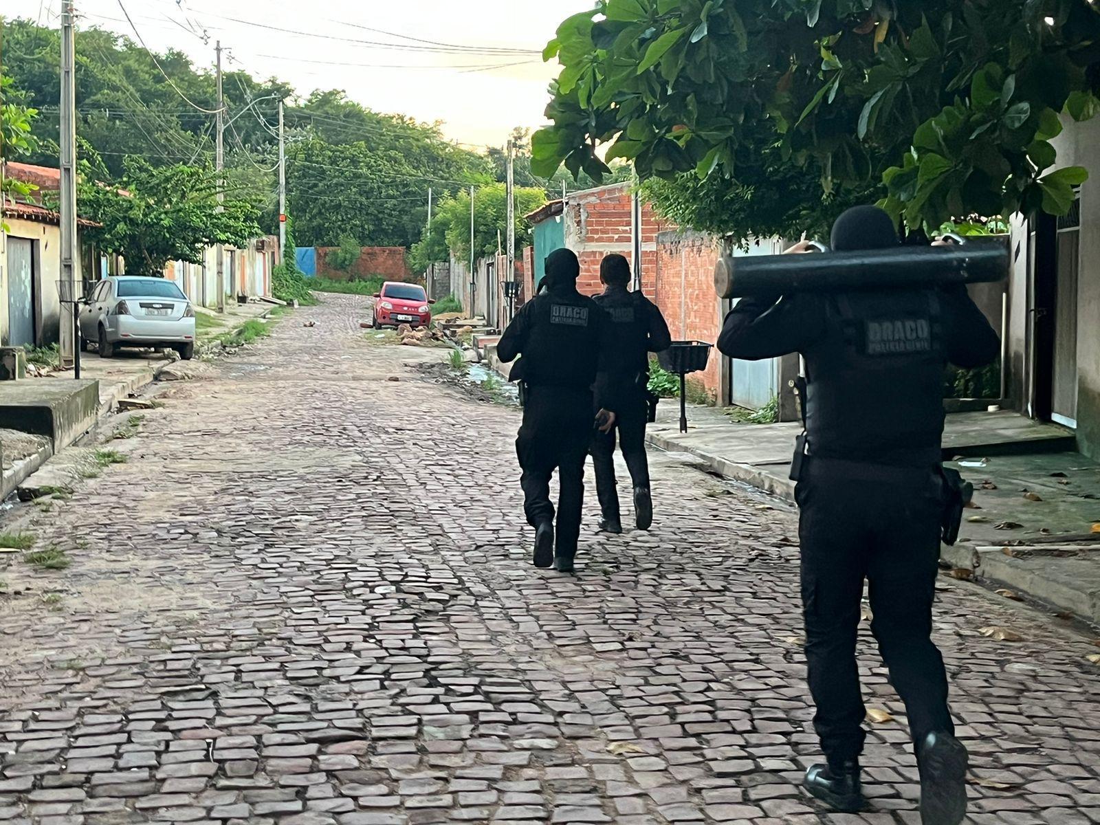 Equipes do DRACO cumprem 16 mandados judiciais na zona Leste de Teresina
