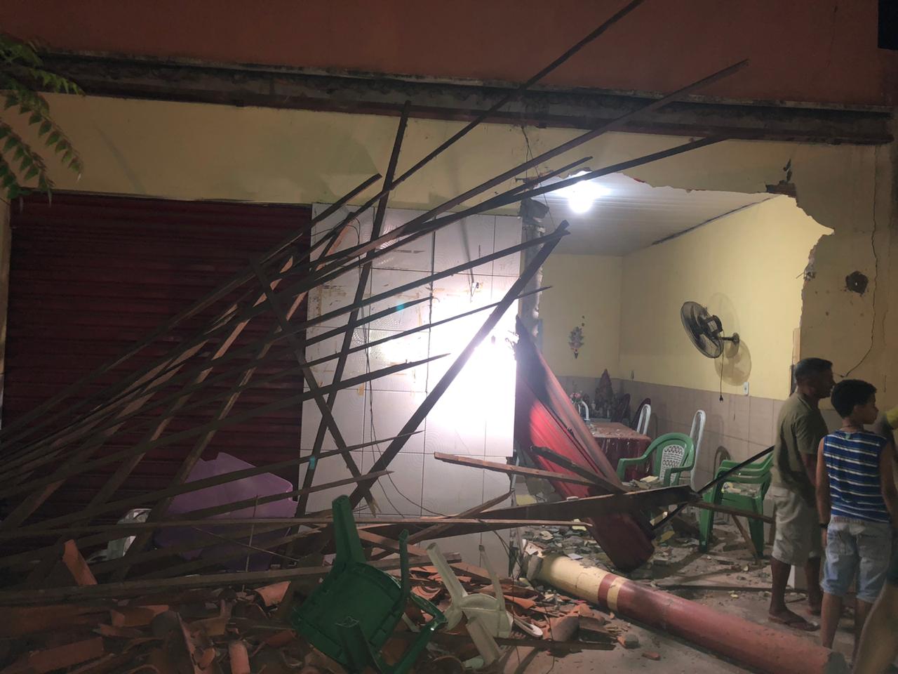 Caminhão desgovernado invade casa e causa destruição