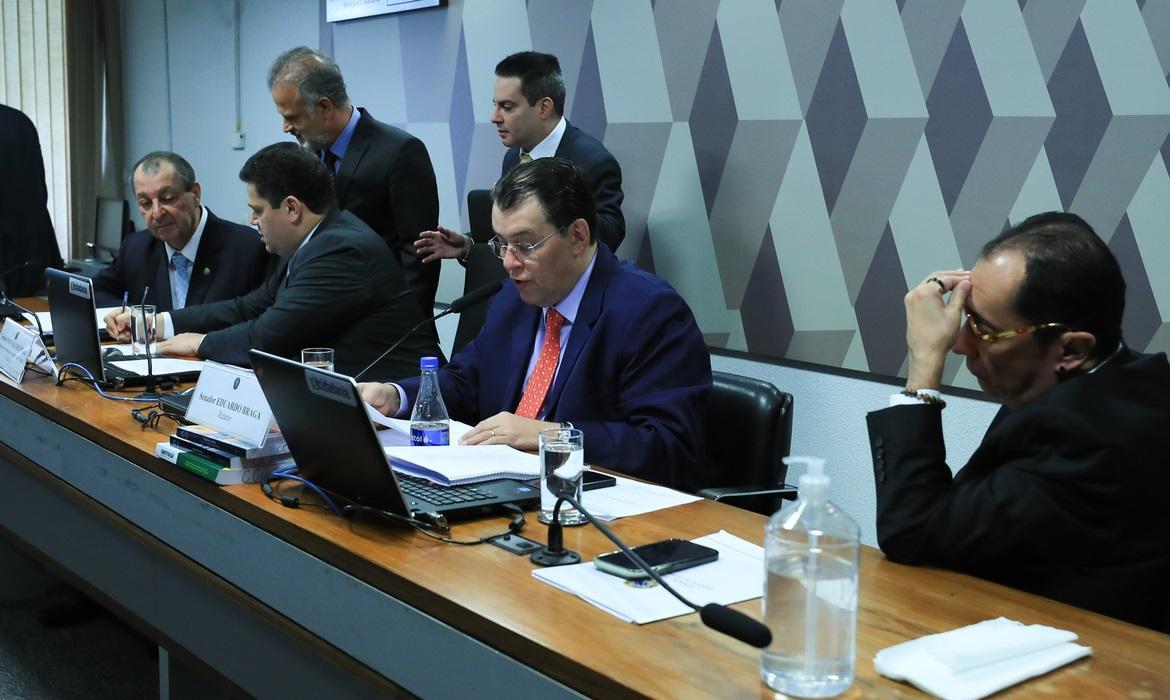 A comissão vota agora os destaques