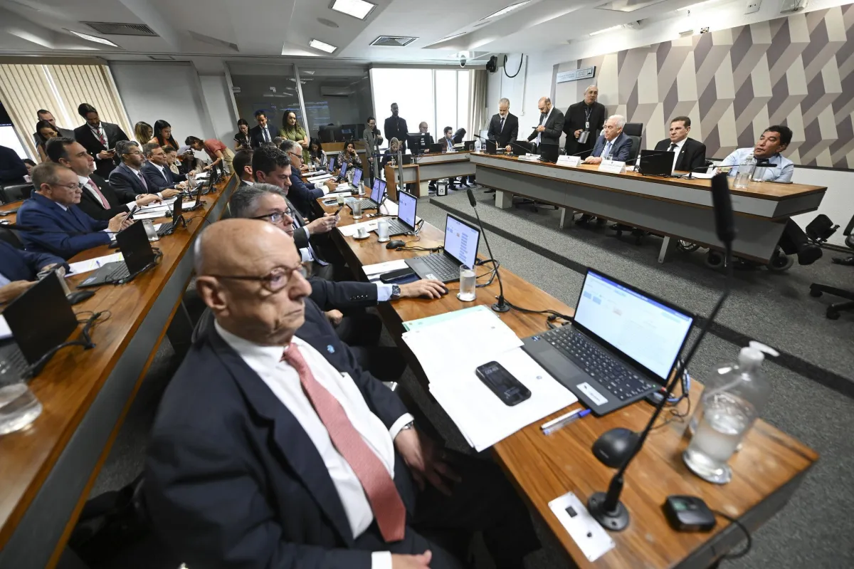 A previsão  agora é que o ex-presidente Bolsonaro possa progredir ao semiaberto em 23 de abril de 2033