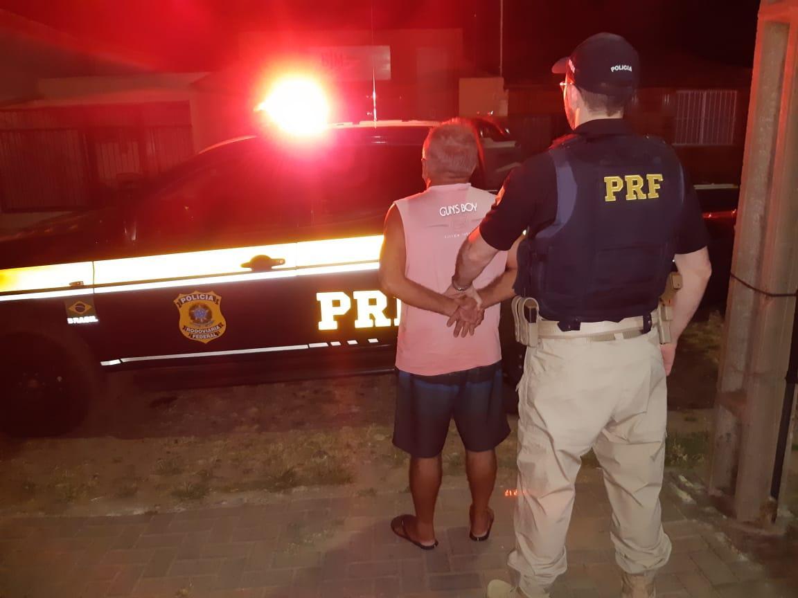 Idoso é preso ao consumir bebida alcoólica ao volante