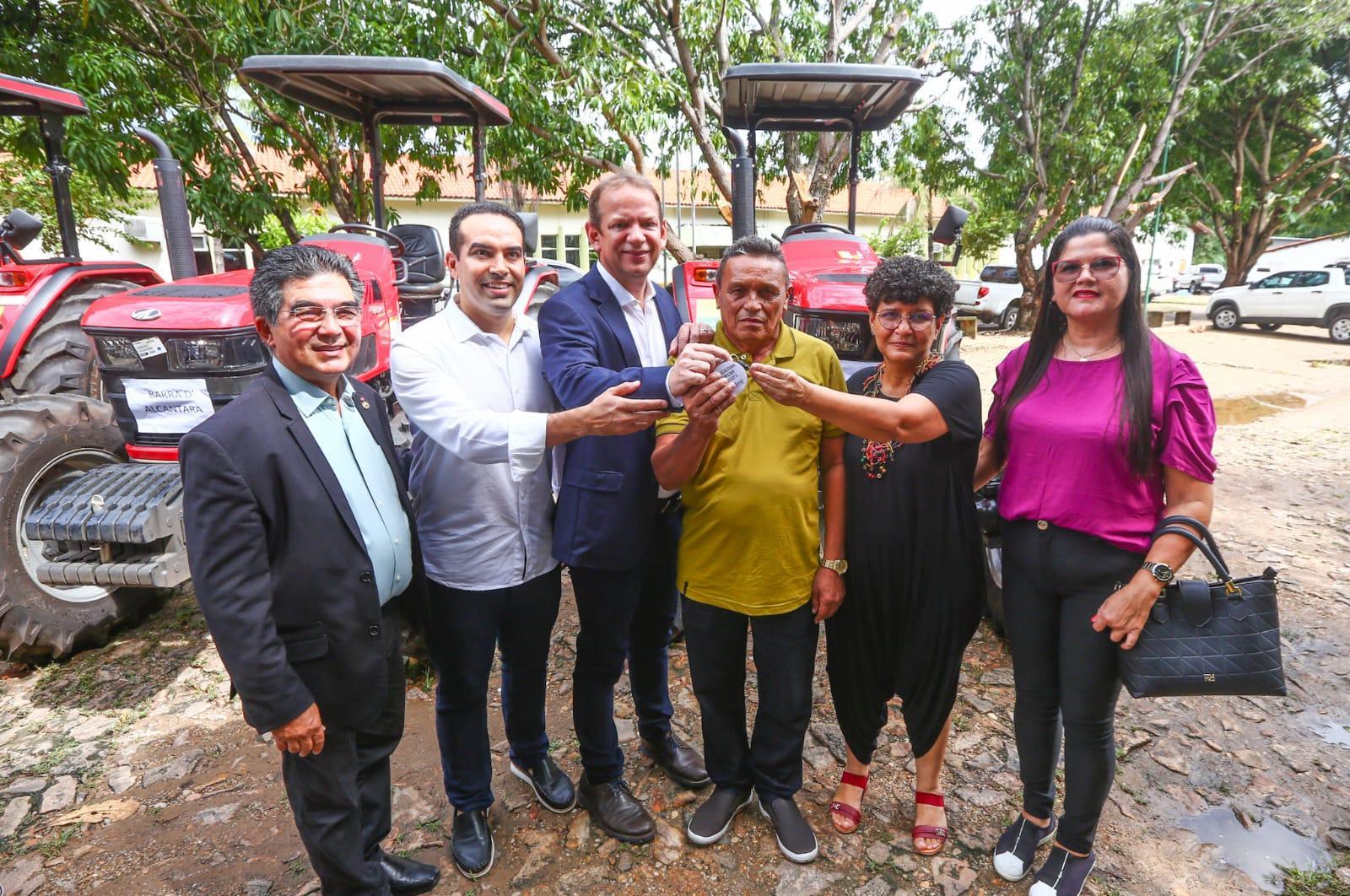 SAF entrega chaves de tratores a municípios e entidades ligadas à agricultura familiar