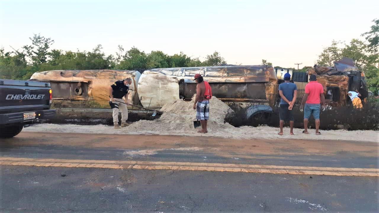 Caminhão tomba e óleo fica espalhado na pista